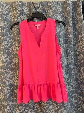 Lilly Sleeveless V-Neck Peplum Top in Hot Pink